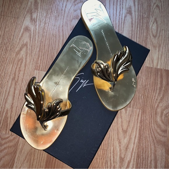SELL BY 10/24/25 Giuseppe Zanotti Nuvorock Metallic Gold Wing Flat Thong Sandals - Picture 8 of 16